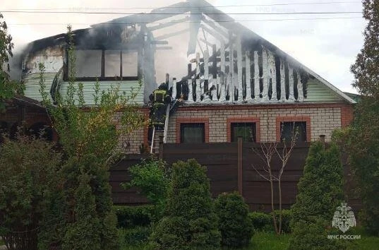 Сегодня утром в Орле тушили пожар на улице Яблочной 🚒  Сообщение о возгорании в частном доме поступи