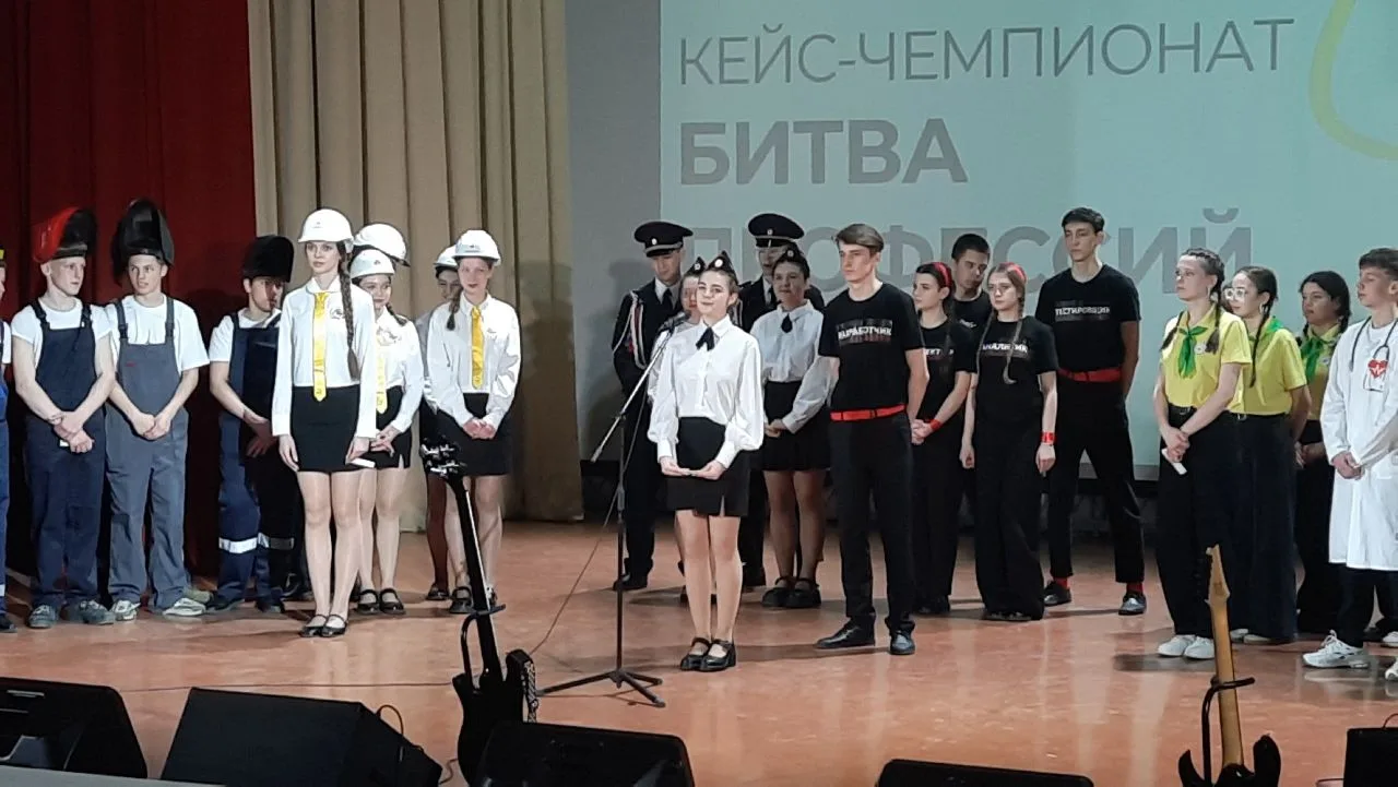 📸 Фоторепортаж «В объективе битва профессий»  Фанфары, аплодисменты, волнение перед выходом на сцену