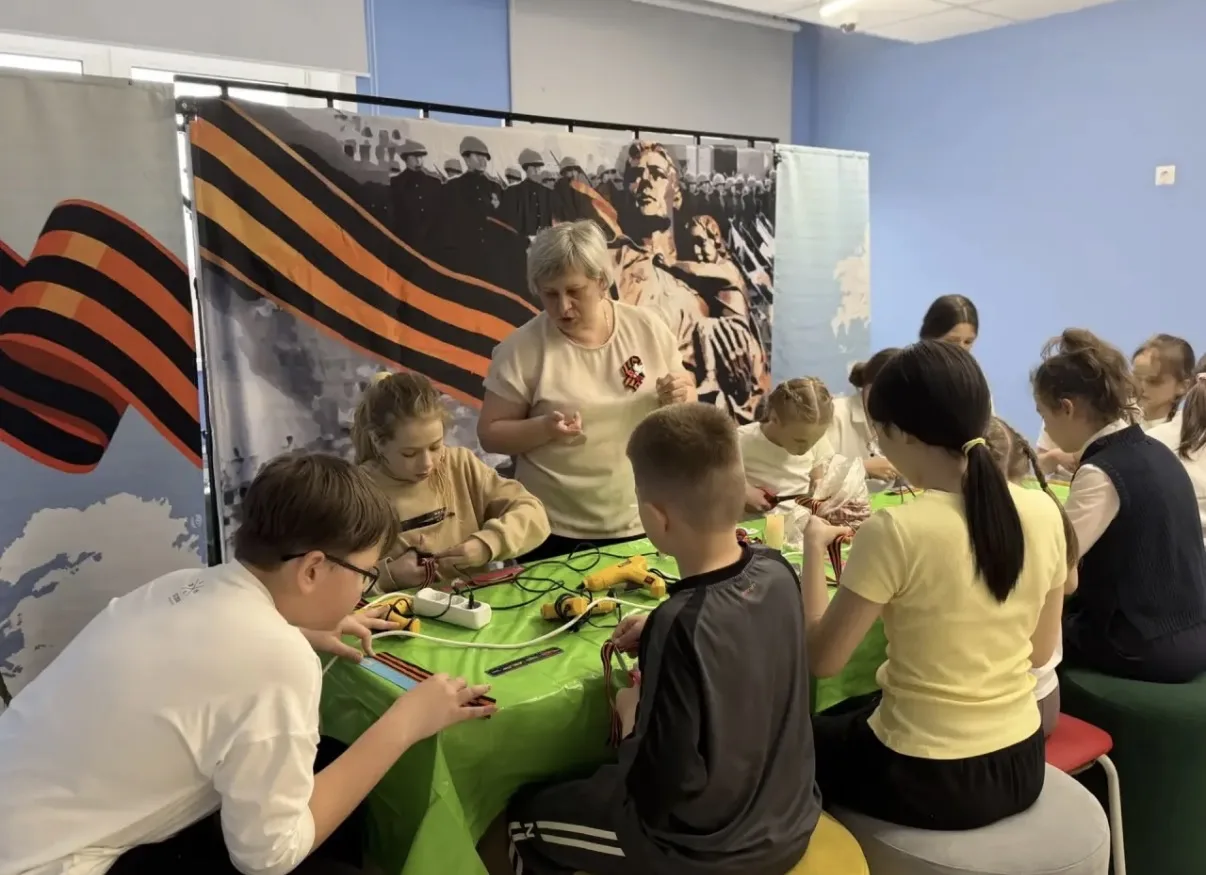 В Корсаковском округе готовятся к Дню Победы 🎗️  На центральной площади города уже смонтирована сцен