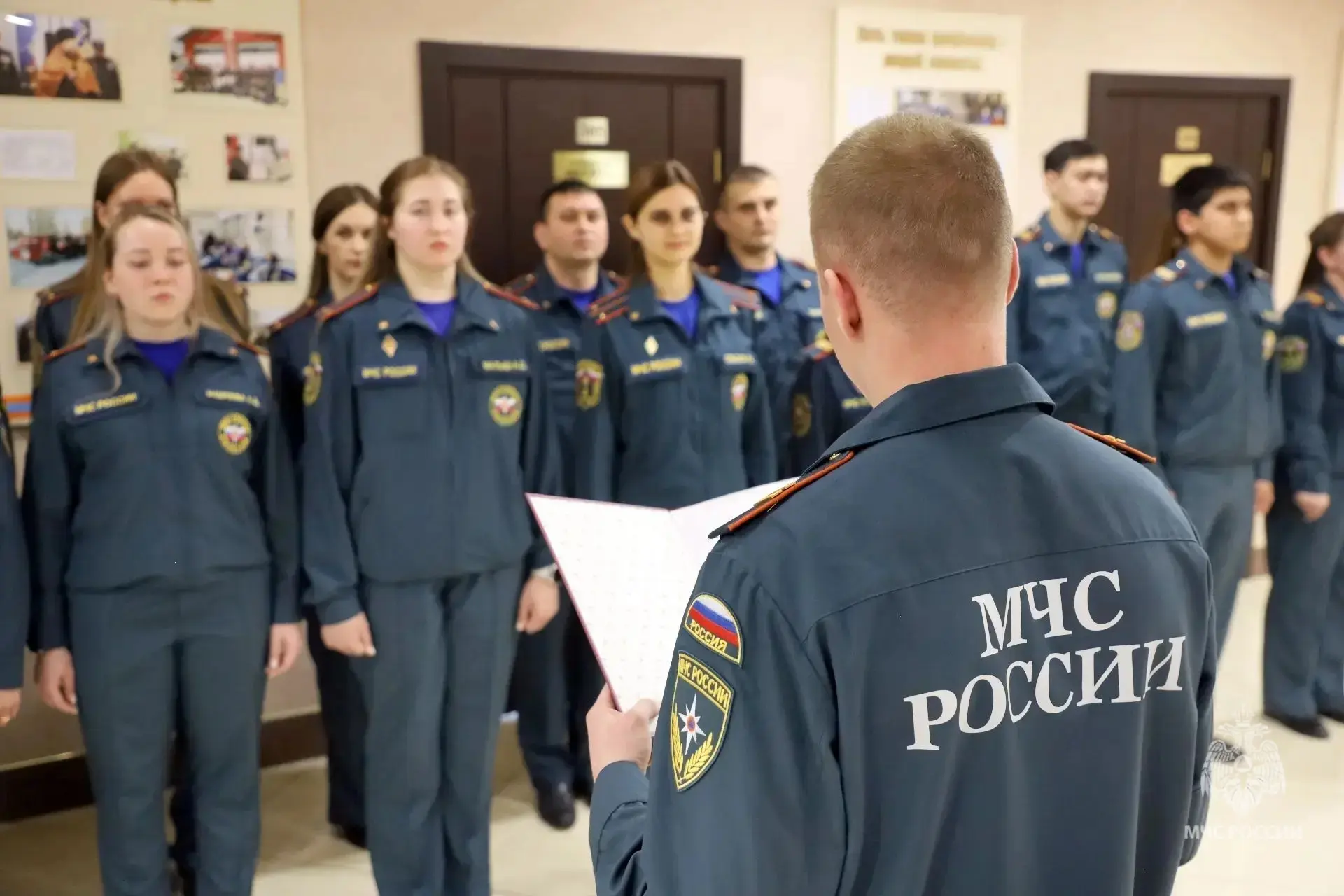 🇷🇺 В Саратове состоялась торжественная церемония приведения к присяге сотрудников МЧС России  Присяг