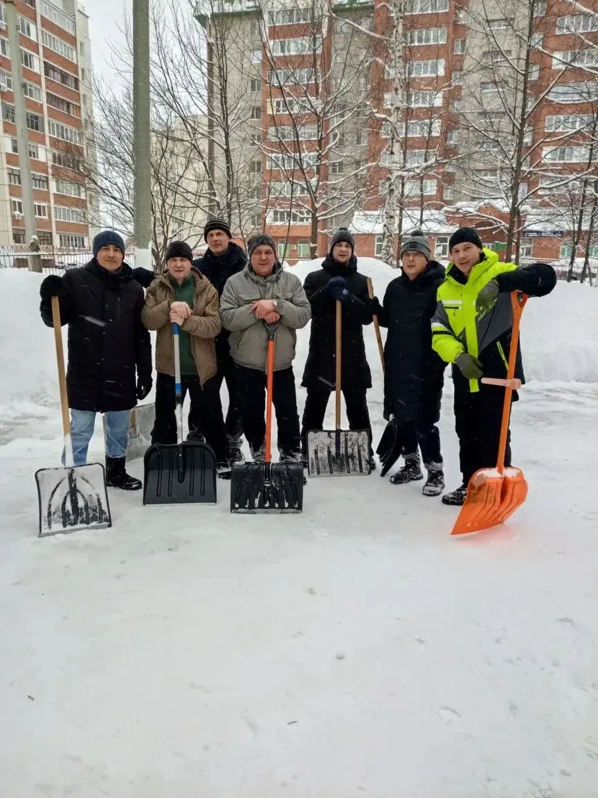 🌨️❄️ Уборка снега в нашем Лицее! ❄️🌨️  После сильного снегопада наша территория оказалась под толсты