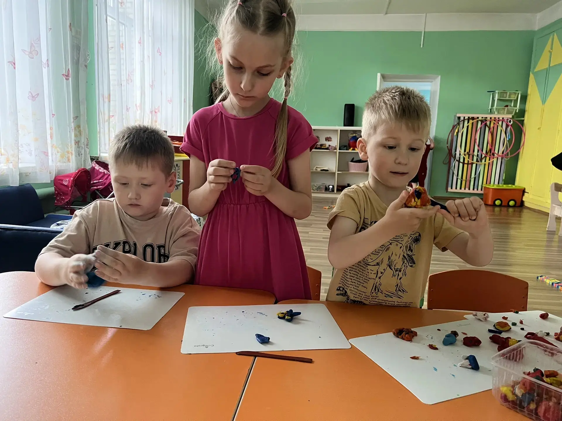 Сегодня в нашей мастерской случилось настоящее волшебство! ✨

Старшие дети превратили кусочки пласти