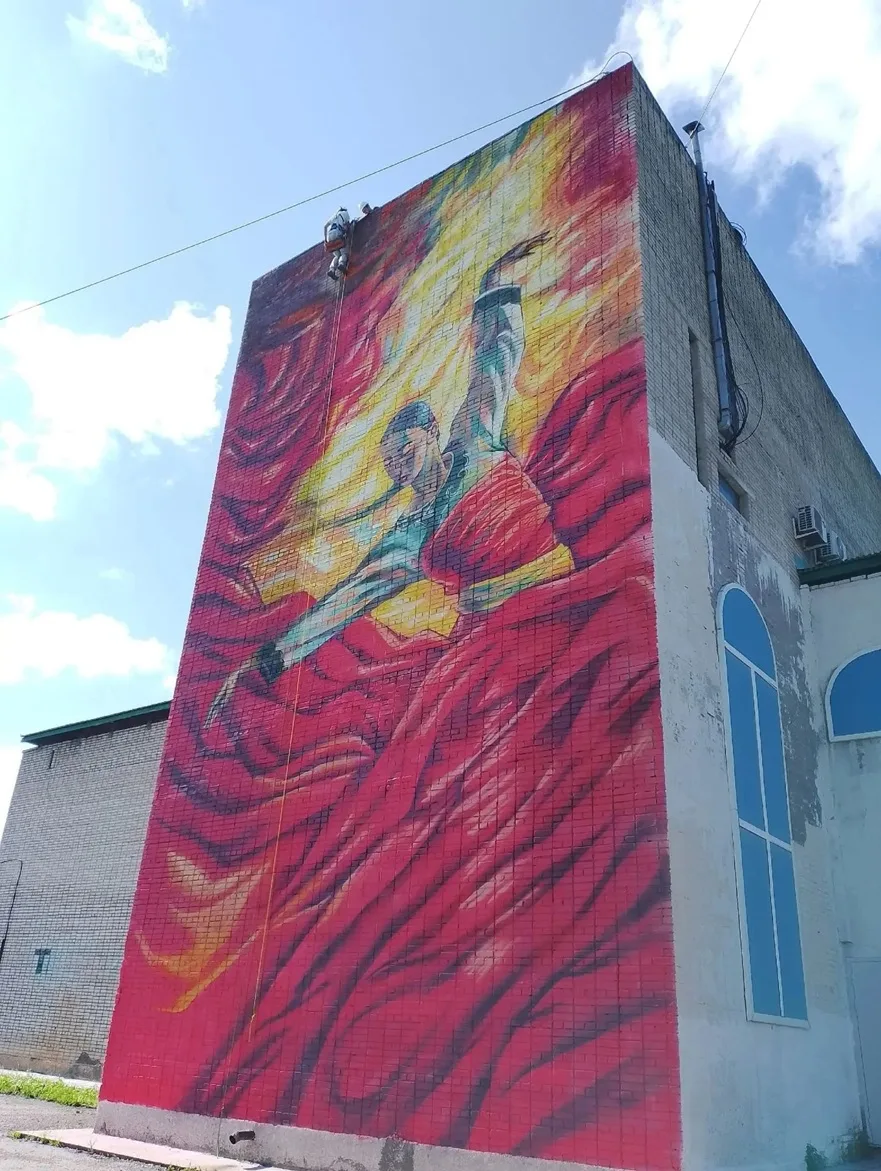 😍 Гигантским муралом украсили стену здания в ЕАО художники-альпинисты из Москвы