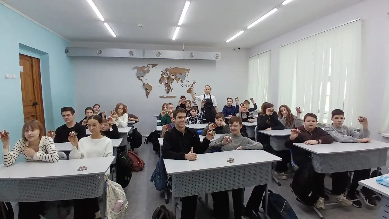 🍪 Сегодня в нашей школе прошел интересный мастер-класс по росписи пряников. В рамках акции «СВО — Сл