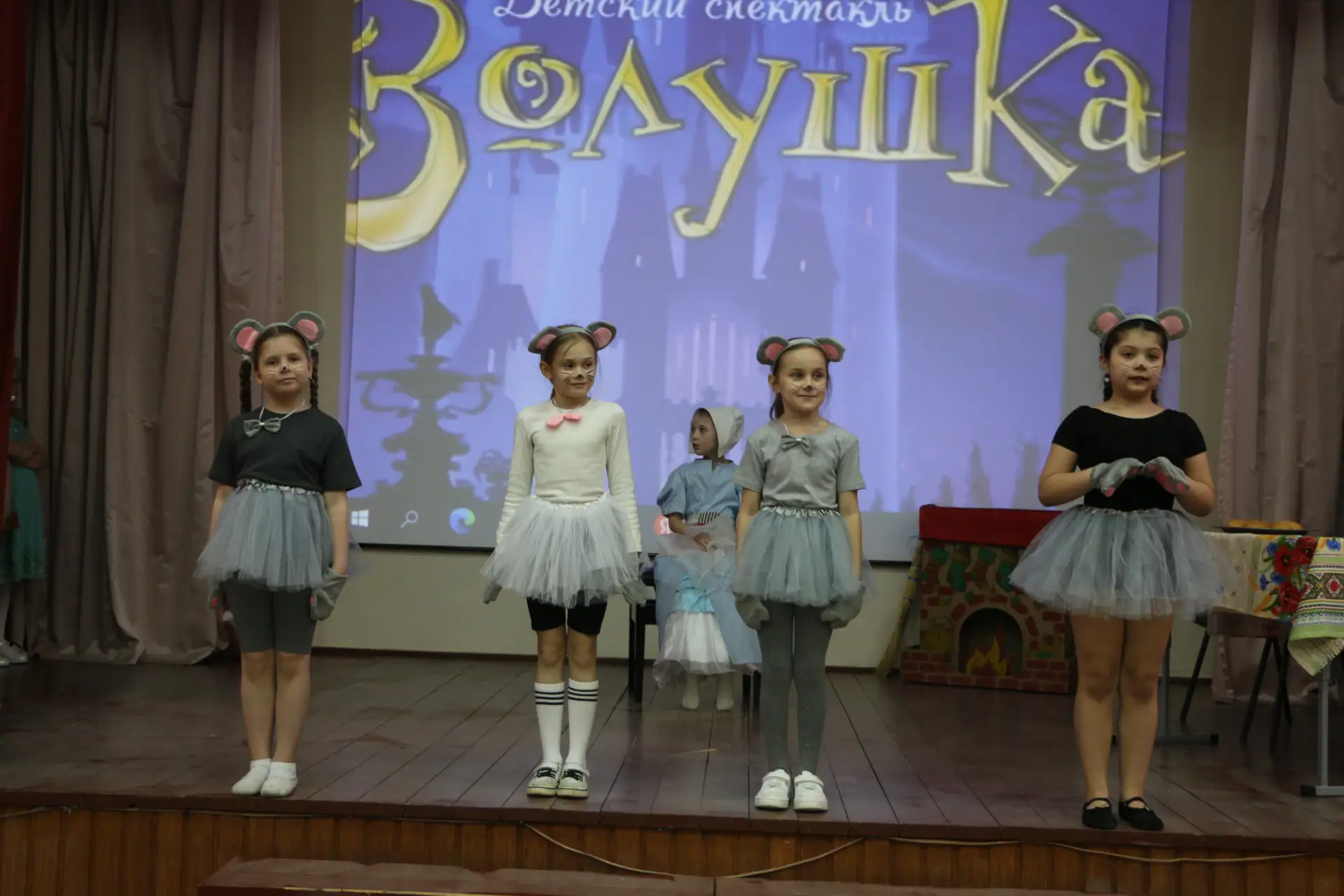 Театр, который развивает детей 🎭  В нашей школе состоялся показ спектакля театральной студии «Импров