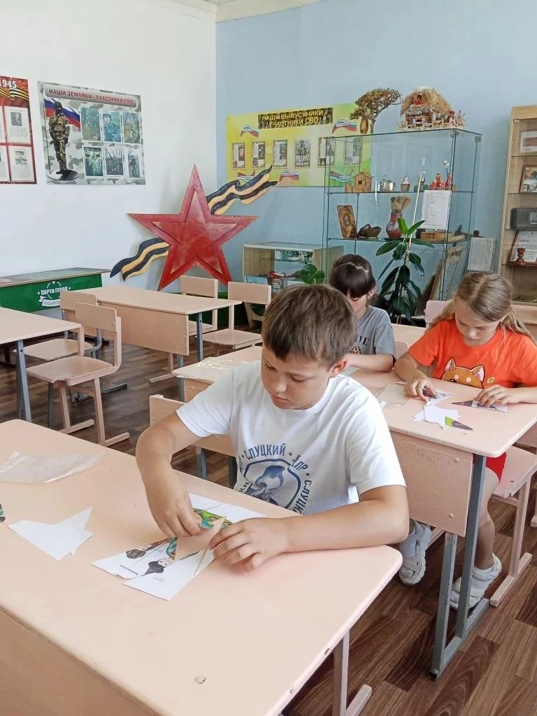 🌍 Большое путешествие по России: в пришкольном лагере изучили традиции народов нашей страны!
 
В на