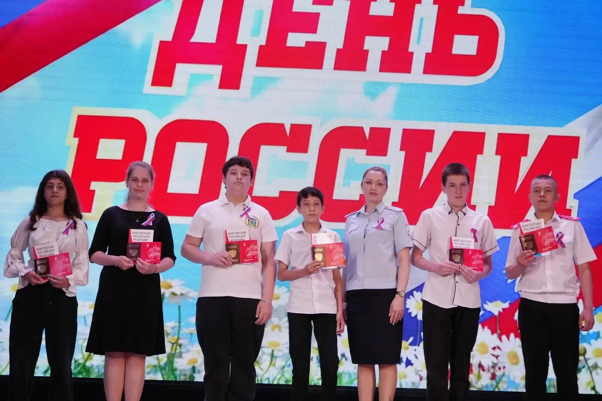 Яркой концертной программой отметили День России в Межпоселенческом центре развития культуры.
В торж