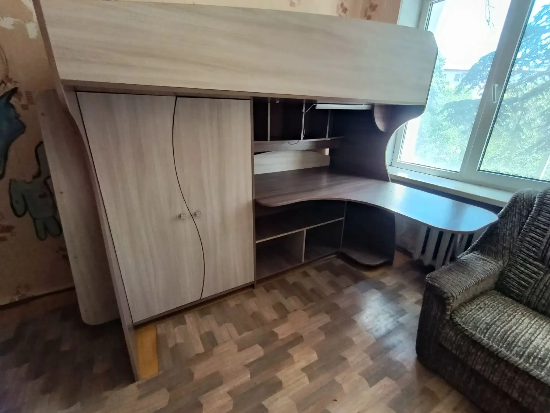 Срочная продажа в связи с переездом! Детская кровать-чердак с рабочей зоной + шкаф.