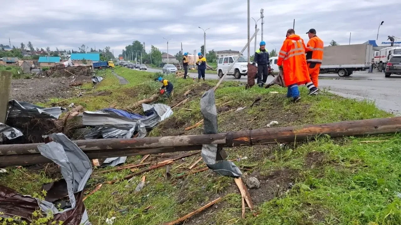 Команда Лесного помогает восстанавливать Кушву после удара стихии