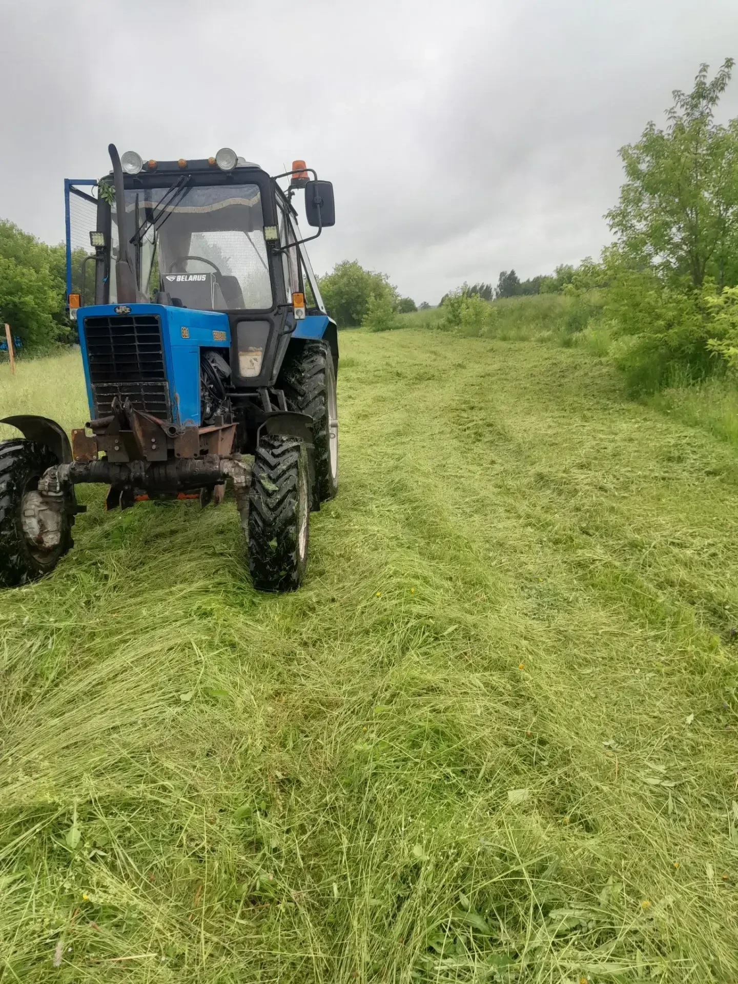 🚜В Балахонковском поселении проводятся работы по окосу травы на общественных территориях.

VK | Одн