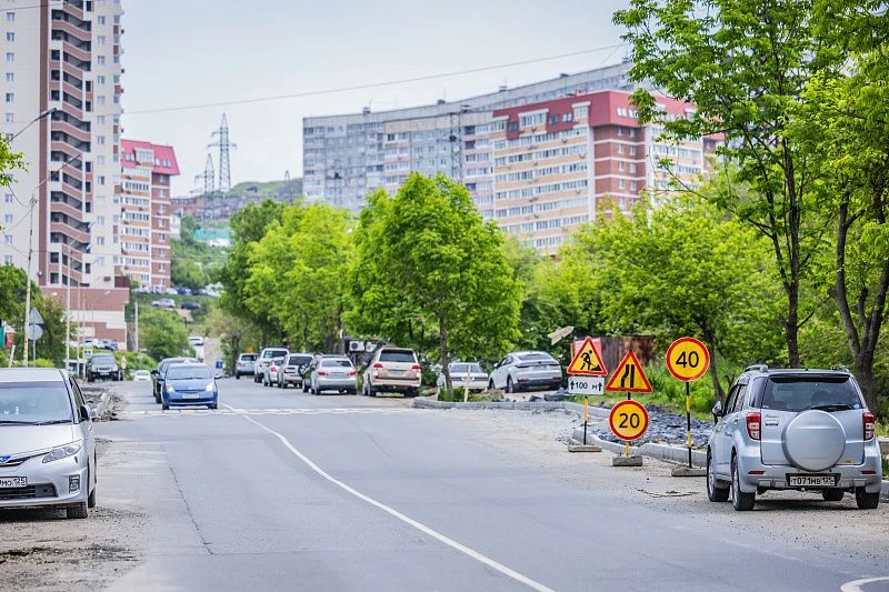 ✅На улицах Черняховского и Невельского делают новые тротуары и парковки.