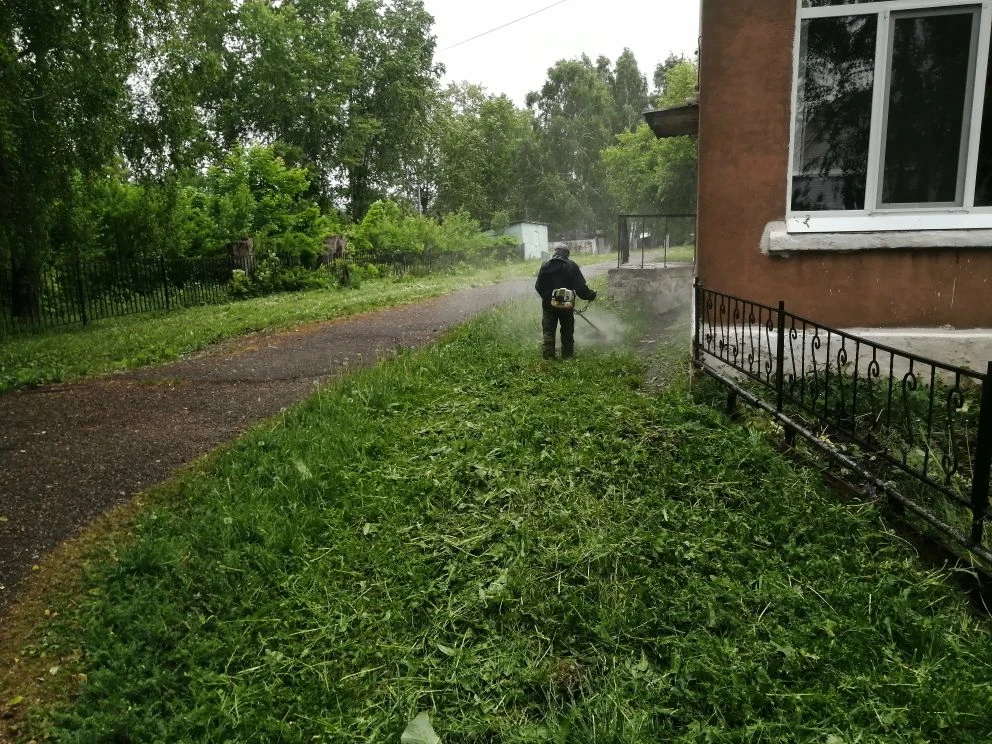 Учащиеся и сотрудники нашей школы приняли участие в еженедельном субботнике "Чистая Пят...