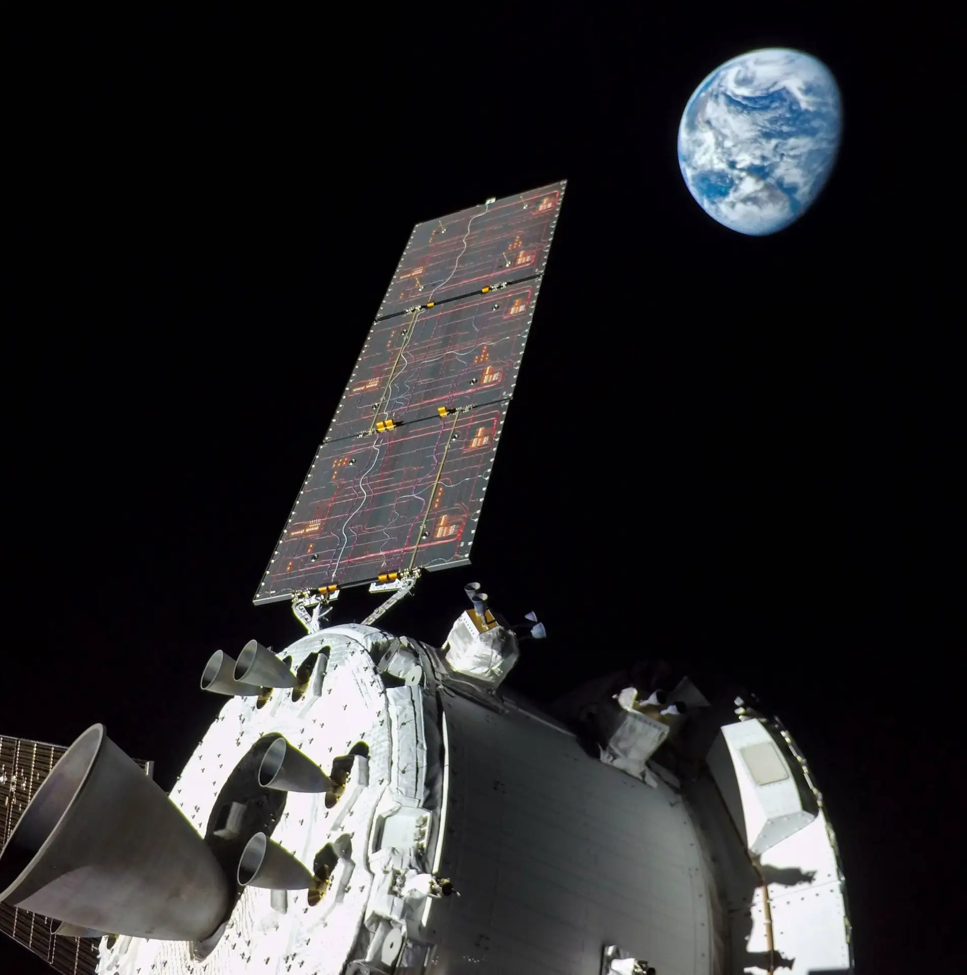 Продолжаем следить за полетом к Луне! 🛰️