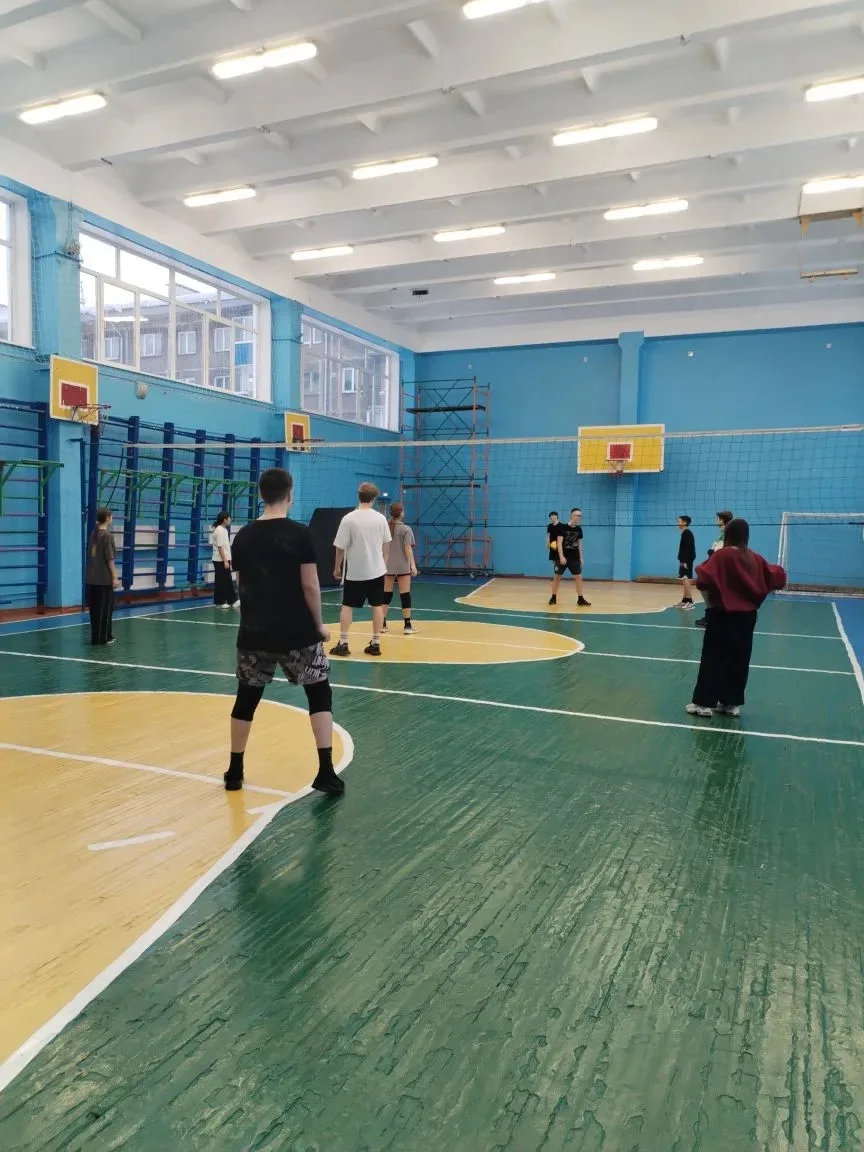 Сегодня состоялся школьный турнир по волейболу для команд учеников 8-9 классов 🏐  В спортивных состя
