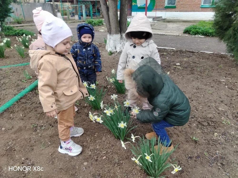 Прогулка в младшей группе — важный режимный момент, который способствует укреплению здо...