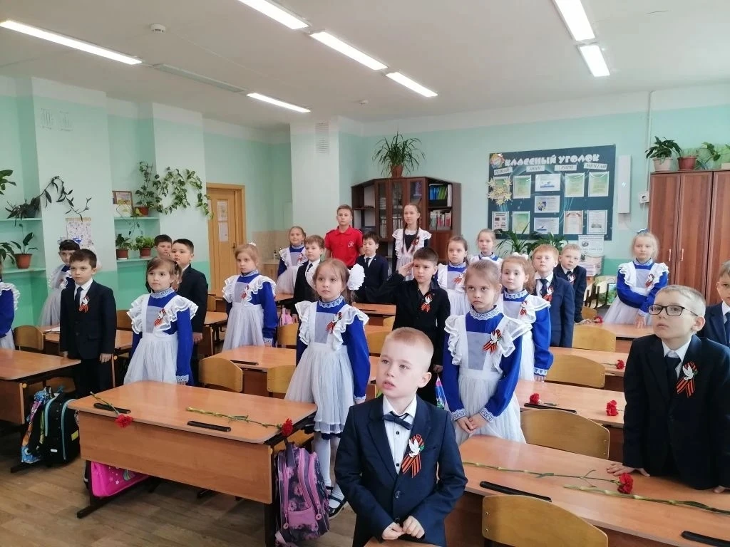 «Нам жить и помнить»  ✅В преддверии дня Великой Победы для обучающихся 1В класса прошёл урок памяти 