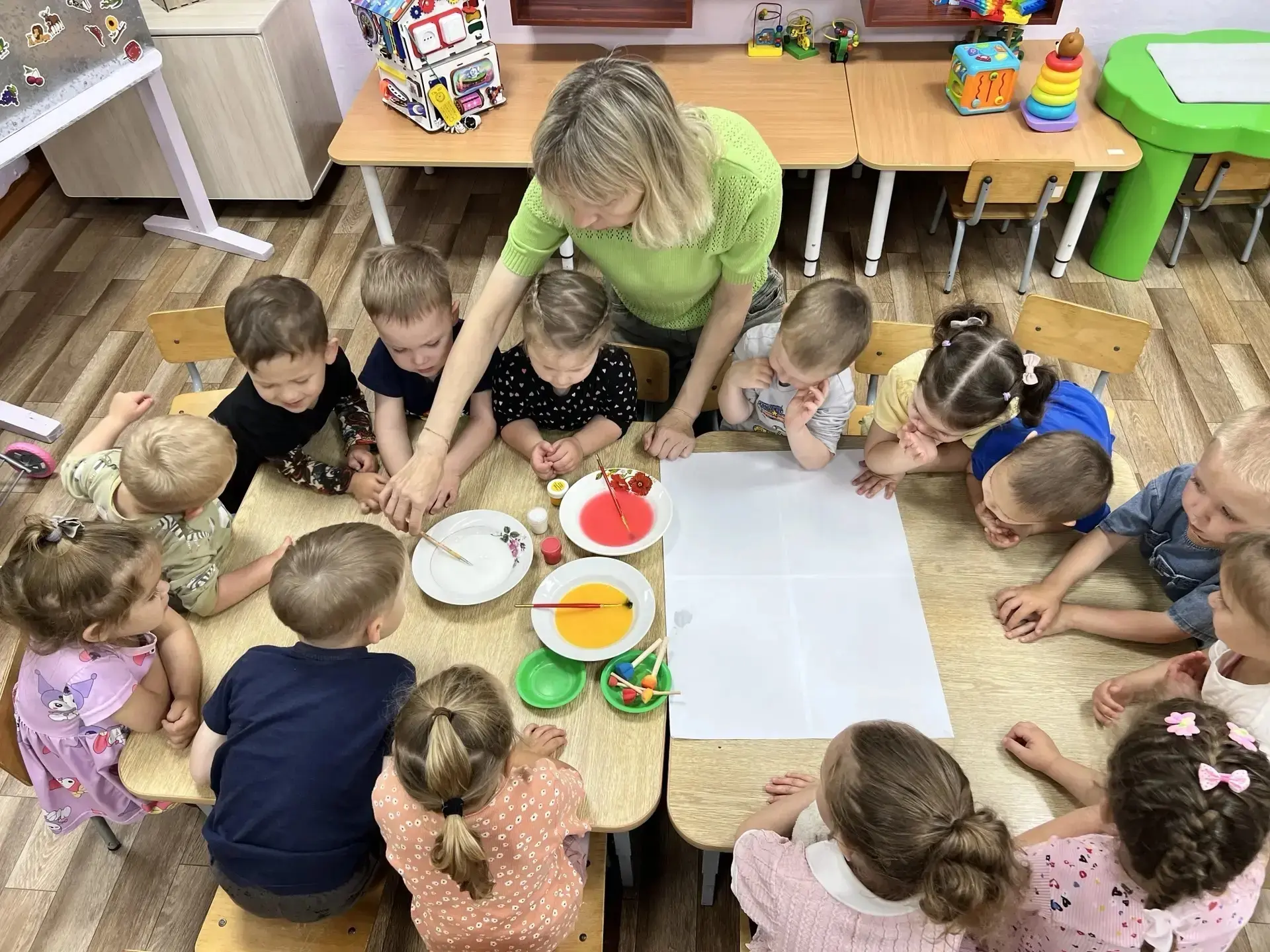 День красок и воды: маленькие исследователи познают мир! 🎨💧

Сегодня в первой младшей группе царил