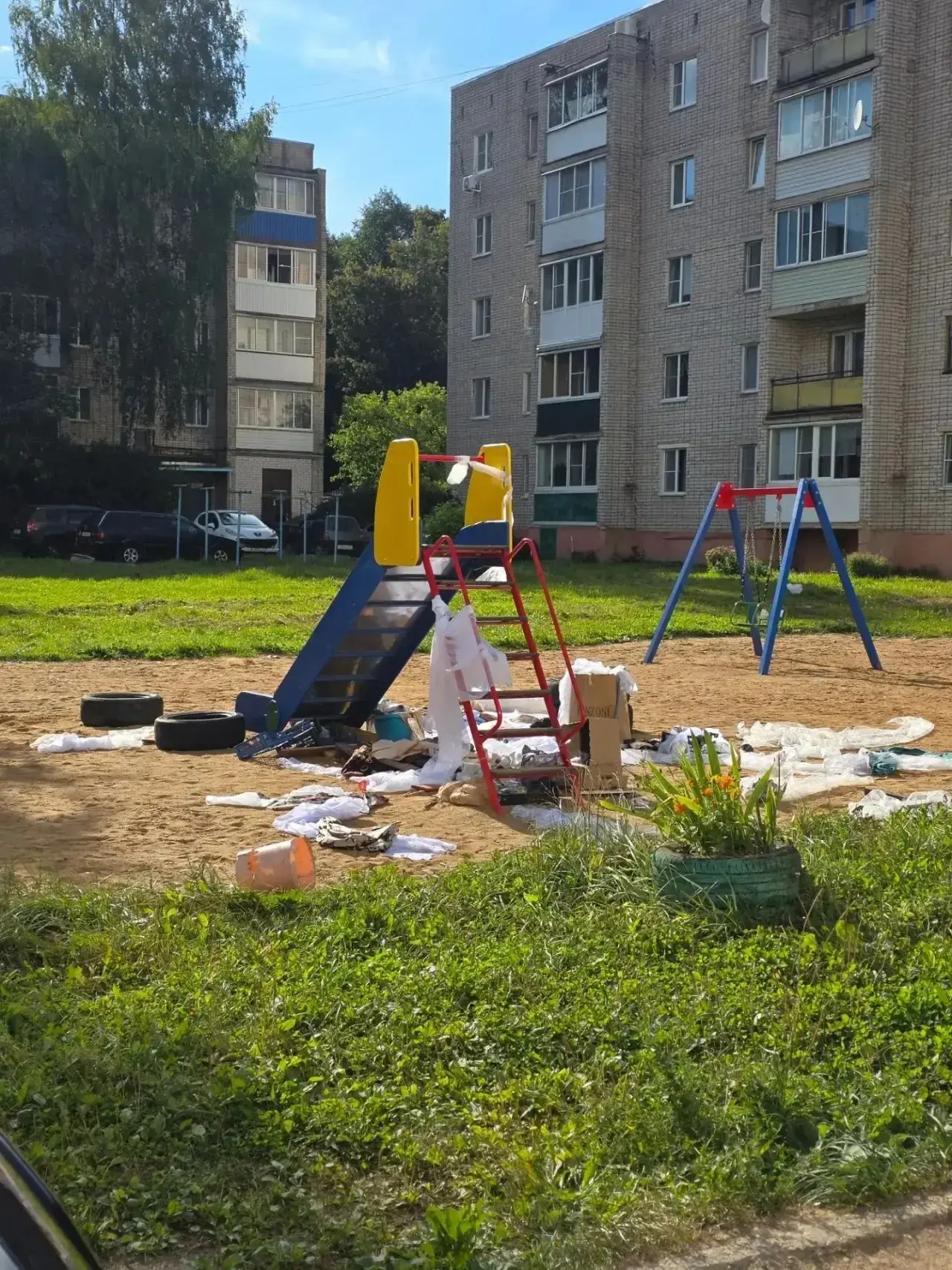 Детская площадка между домами по Первомайской 11,11а , Советская 26.Пусть родители, чьи...