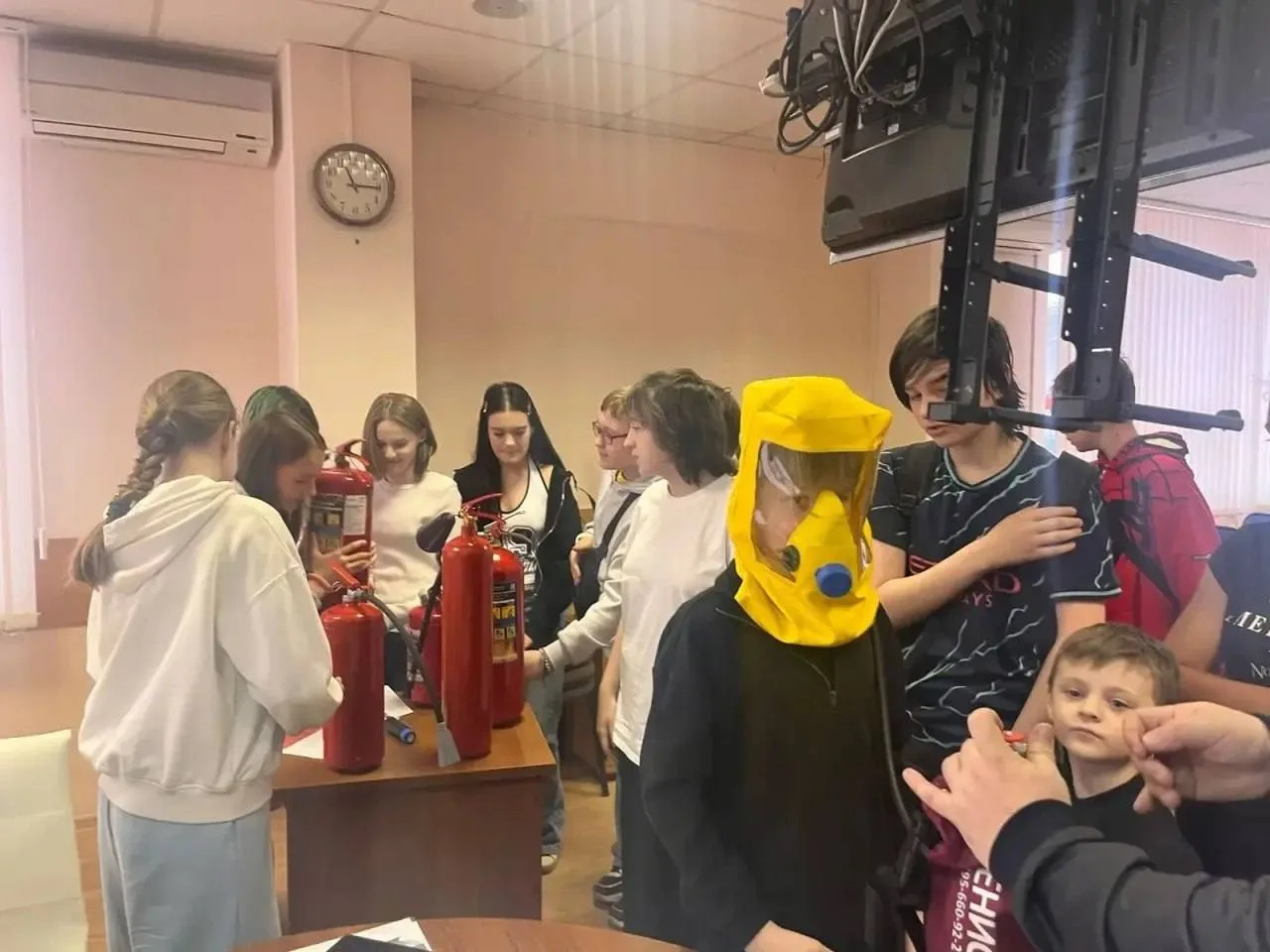 📢 Ребята 6 класса посетили Пожарно - спасательный отряд 204  Им рассказали  о правилах безопасности 