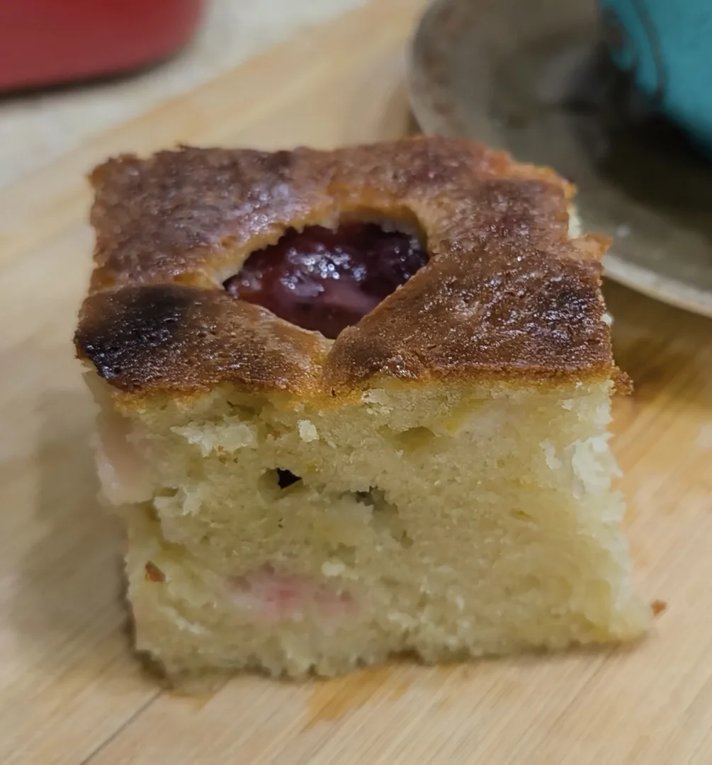 У меня сегодня  очень нежный и влажный яблочный пирог со сливой🍎 🍏🍑