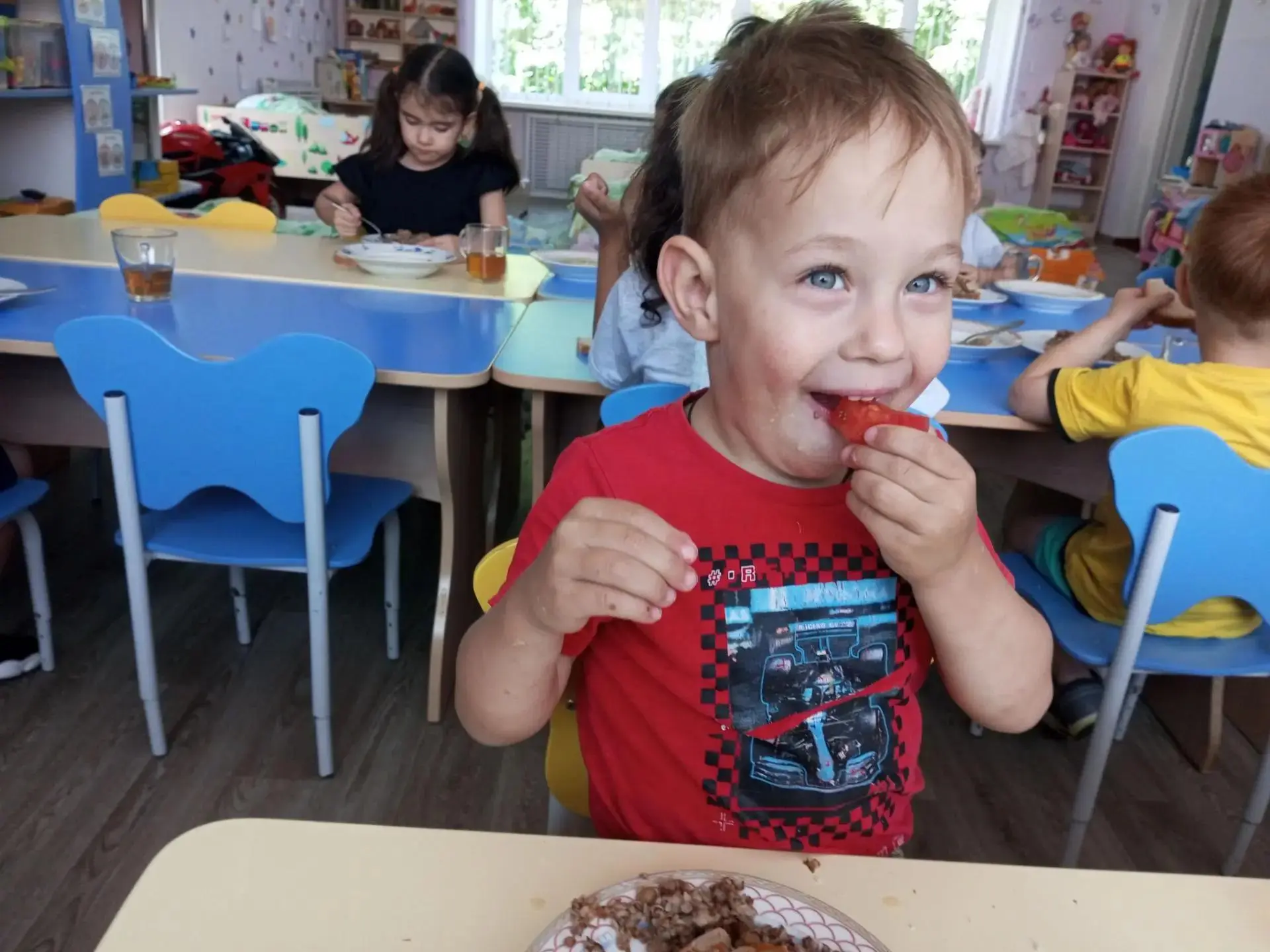 Помидор 🍅 на ветке грелся, 
Красным цветом загорелся,
Словно красный шарик📍, Яркий как фонарик🔦. 