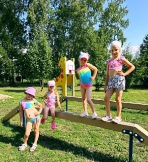 💦 ВОДНЫЙ ПРАЗДНИК В ГРУППЕ «САМОДЕЛКИНЫ»: брызги, смех и закаливание!
Лето — время веселья и экспер