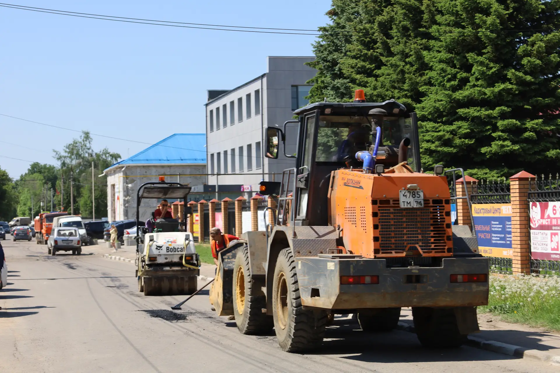 🚧 В Новомосковске продолжается ямочный ремонт дорог  Дорожные службы продолжают работу на улицах гор