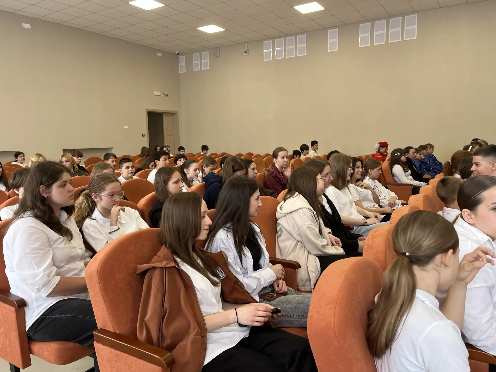 🇷🇺 Школа — это не только уроки: говорим о важном и ищем друзей!  Сегодня в нашей школе прошла торжес