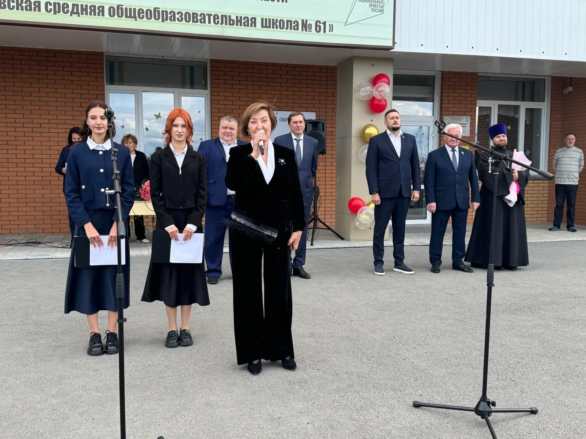В Толмачевской школе №61 прошли торжественные линейки, посвящённые Дню знаний. Этот пра...