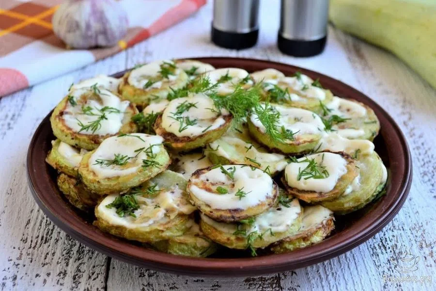 Как пожарить кабачки кружочками на сковороде с чесноком и майонезом
