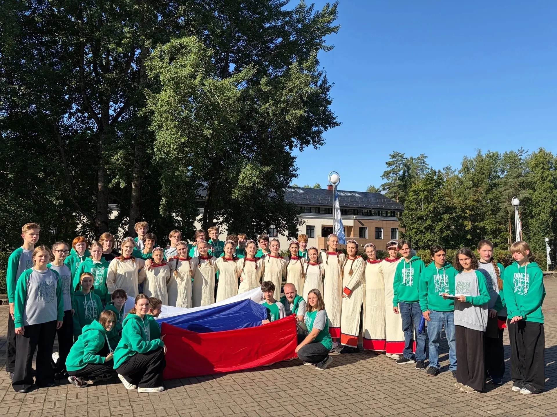 🇷🇺Праздничные мероприятия в День Государственного флага Российской Федерации проходят...