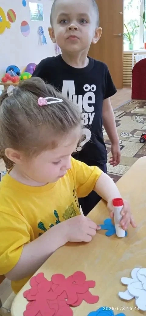 Наша младшая группа — дружная команда! 👫💫
Вместе мы можем всё, даже сделать большой красивый плака