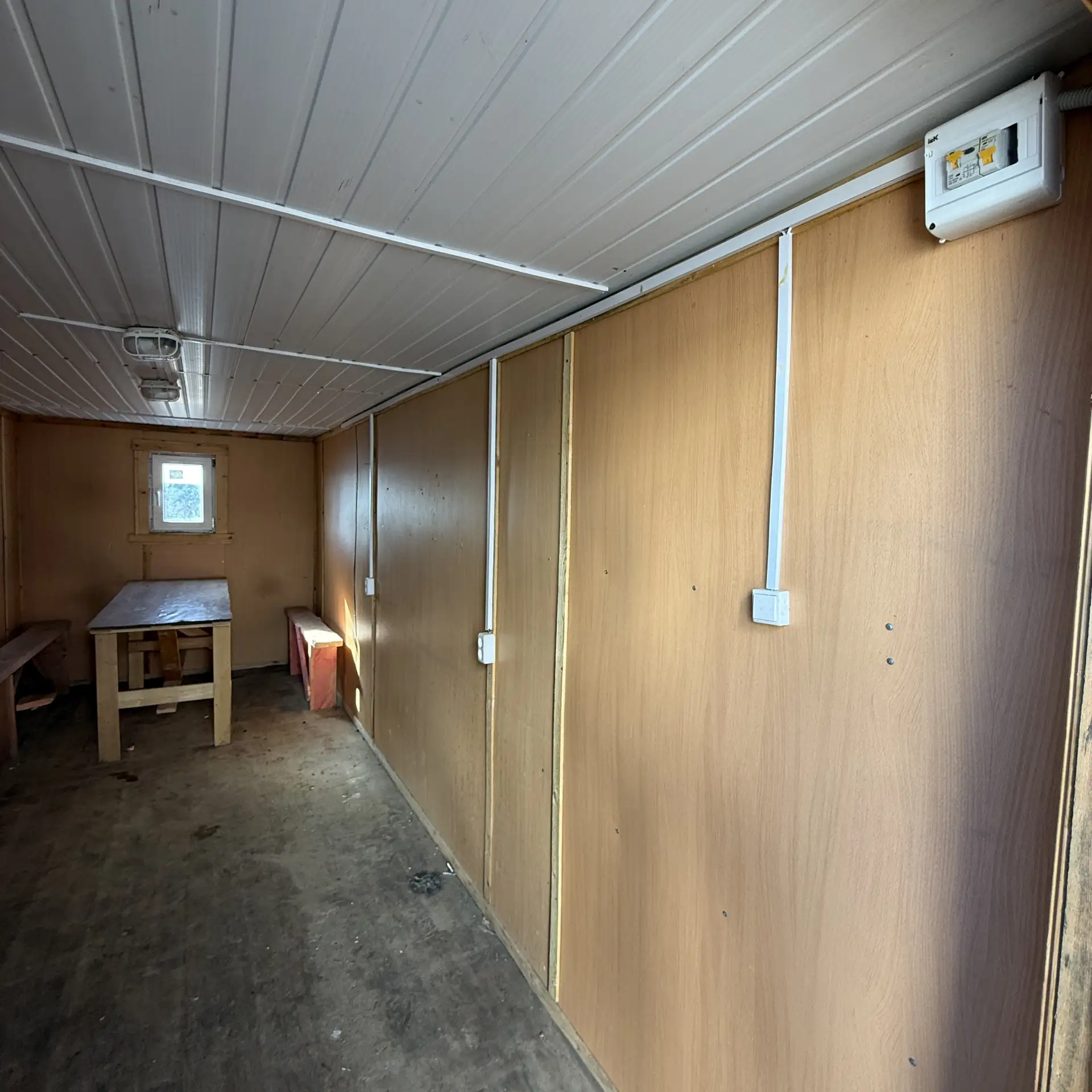 Продаем б/у бытовку 6*2.4 м.