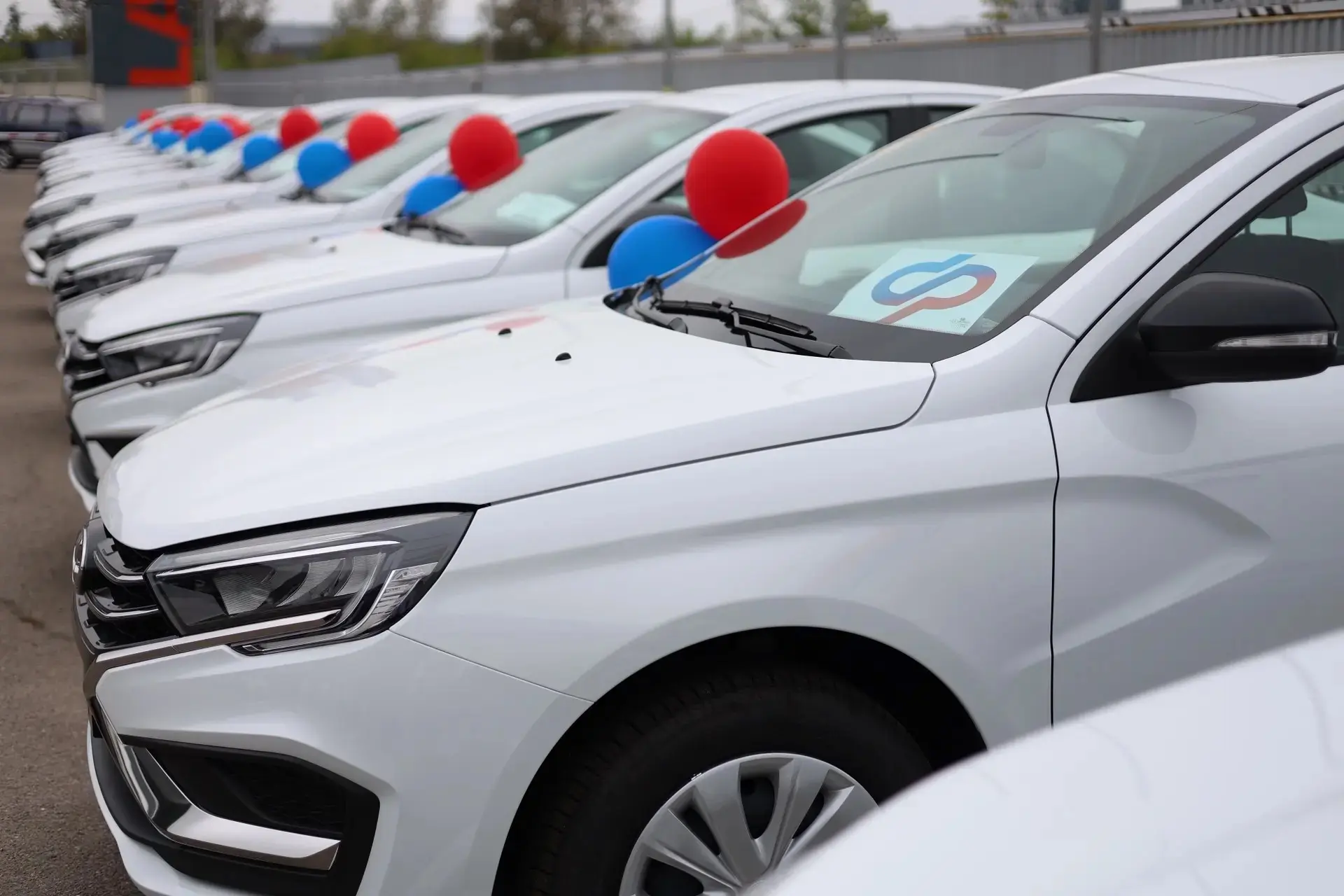 Отделение СФР по Иркутской области вручило 26 новых автомобилей жителям региона, постра...