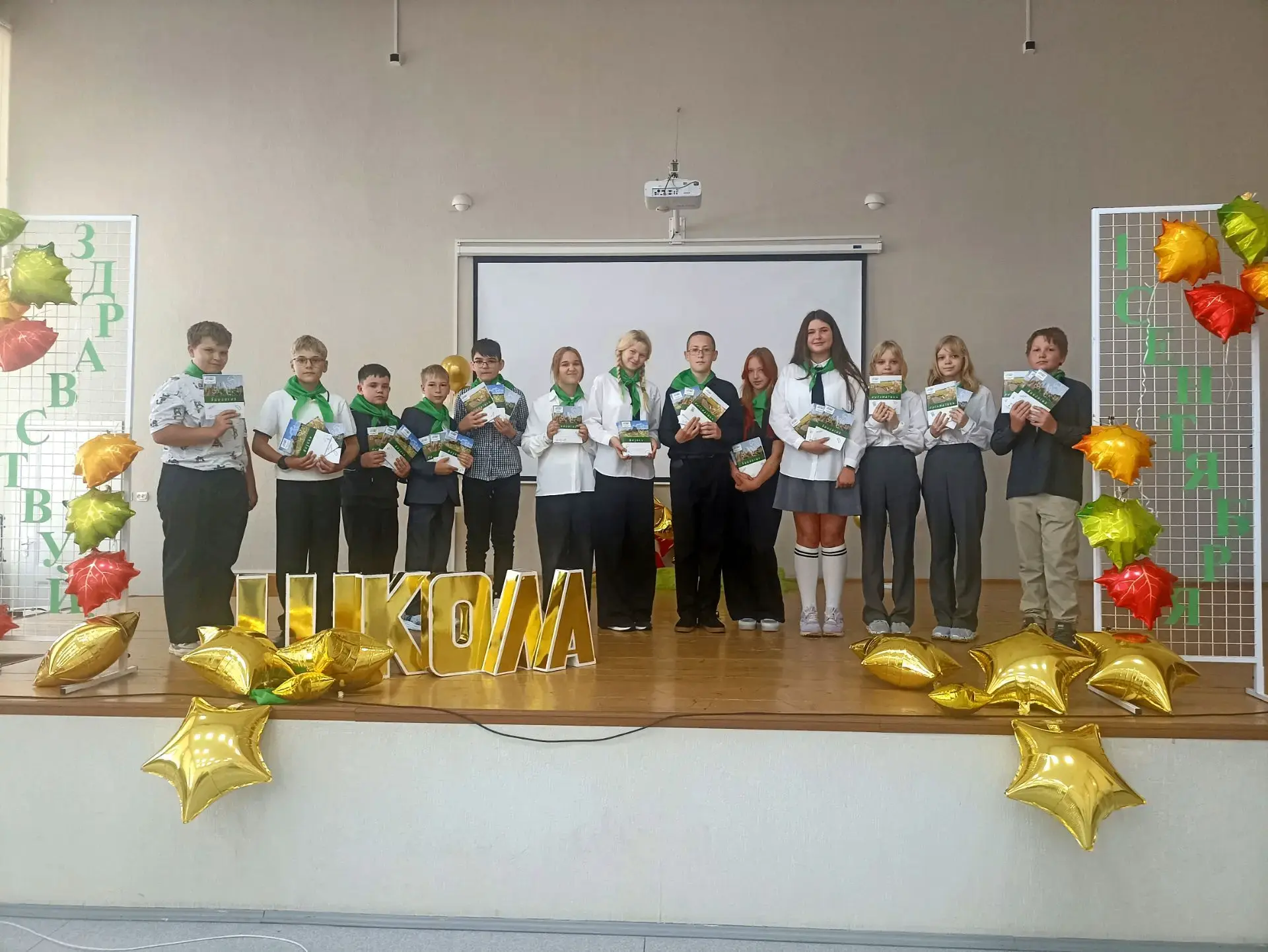 Сегодня на торжественной линейке директор нашей школы  Гурова Л.Н. поприветствовала нов...