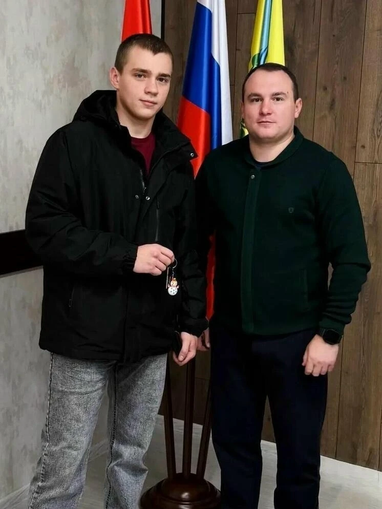 ⚡️ Сирота из Орловской области получил ключи от квартиры