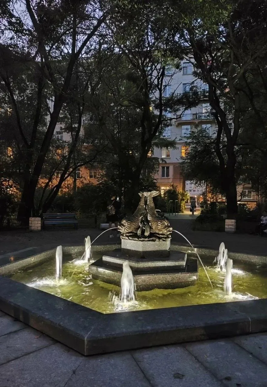 🌿Милый дворик с фонтаном в Московском районе
 
Фонтан был отреставрирован пару лет назад и теперь п