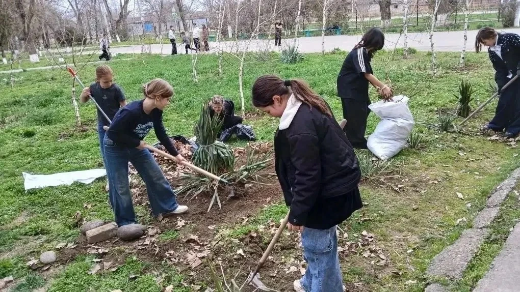 Архангельцы присоединились к Всероссийской неделе субботников.   Молодёжь вместе с наставниками стал