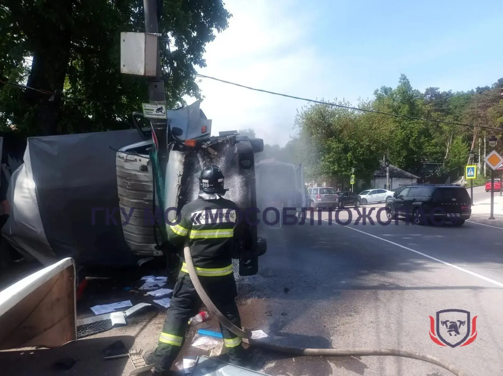 🚫 Груженый грузовик влетел в столб и опрокинулся в Звенигороде: водителя деблокировали спасатели ⬇️ 