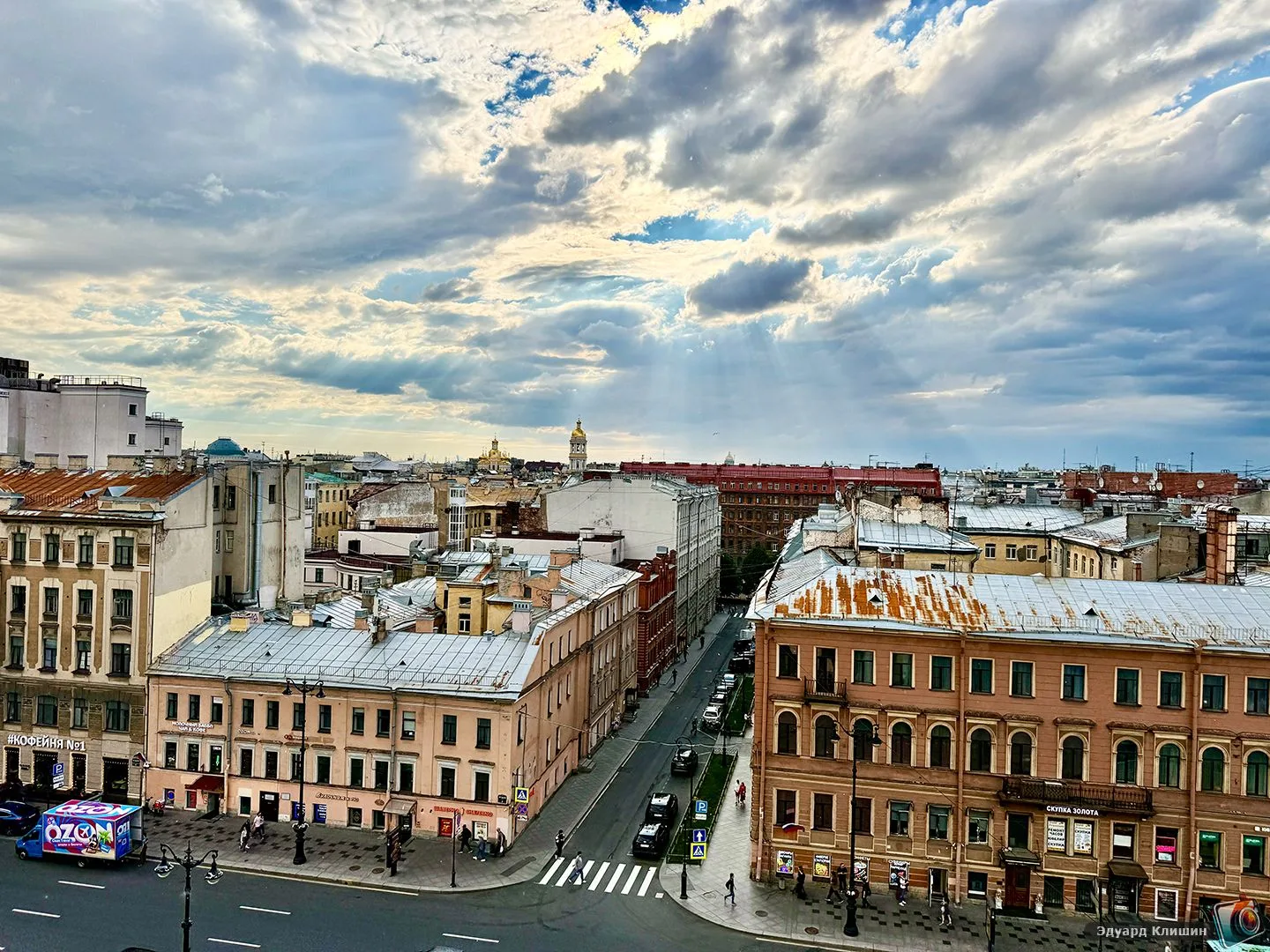 Зашел на кофе – увидел вечерний Петербург с высоты птичьего полета