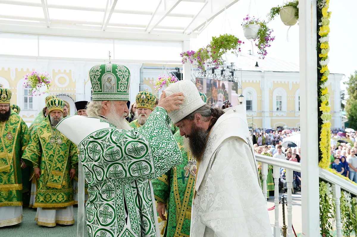 Сердечно благодарю Святейшего Патриарха Кирилла и сонм архипастырей, десять лет назад даровавших мне