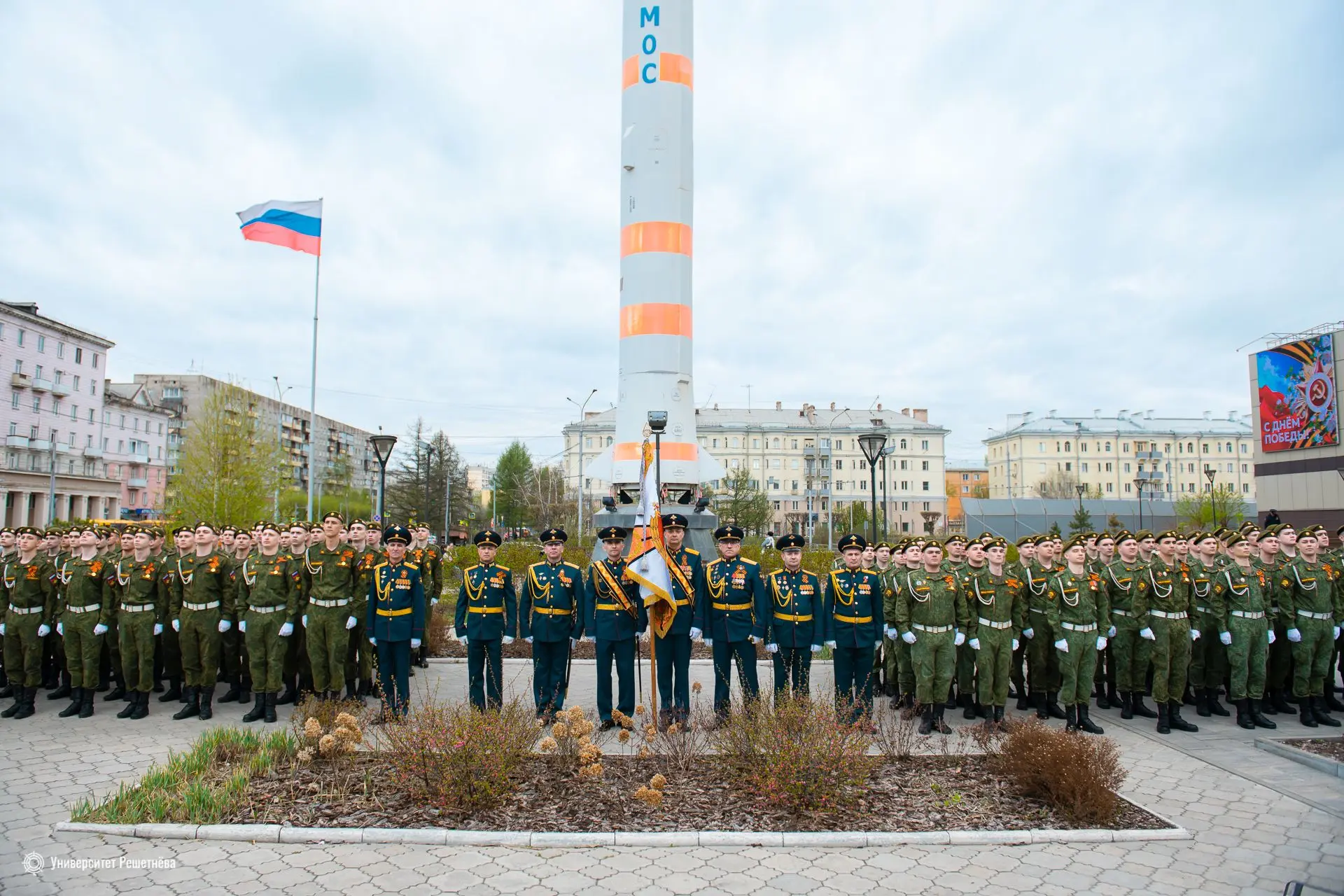 В День Победы курсанты Военного учебного центра Университета Решетнёва прошли в парадном марше по гл
