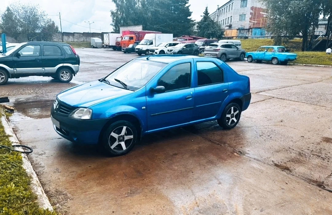 Продам хороший Логан год 2006, по кузову в хорошем состоянии днище пороги целые, внешне...