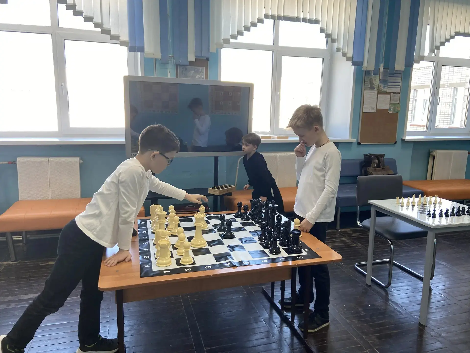 ♟️ Шахматный турнир на переменах в начальной школе!  В нашей школе стартовали тематические перемены 