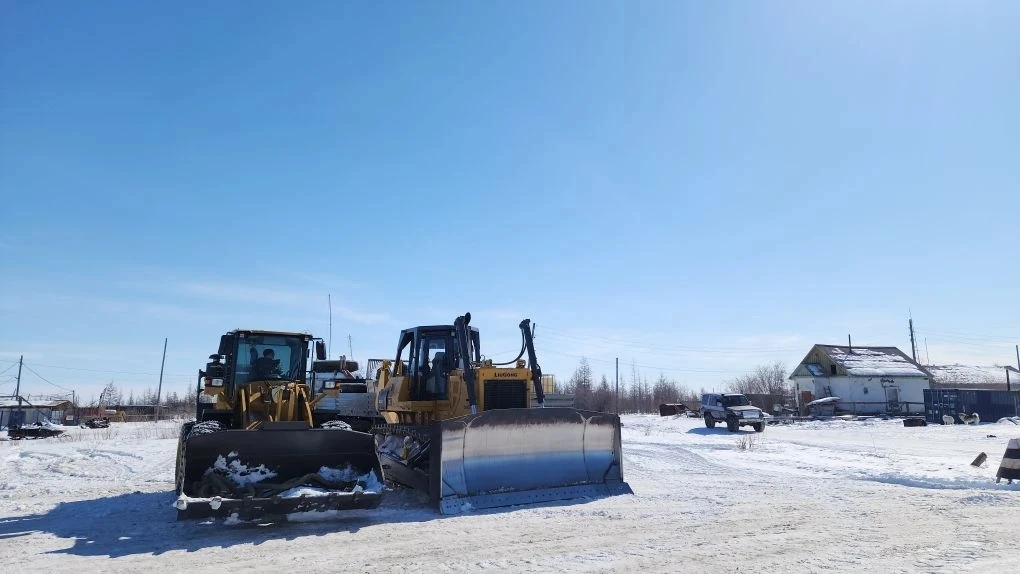 В аэропорт Омолон доставлена тяжёлая техника для выполнения работ по капитальному ремон...
