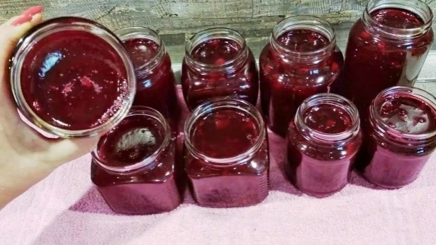Βарю Янтарный джeм густым и ароматным: новый рeцeпт! Джeм из красной смородины.

Такой джeм получаeт