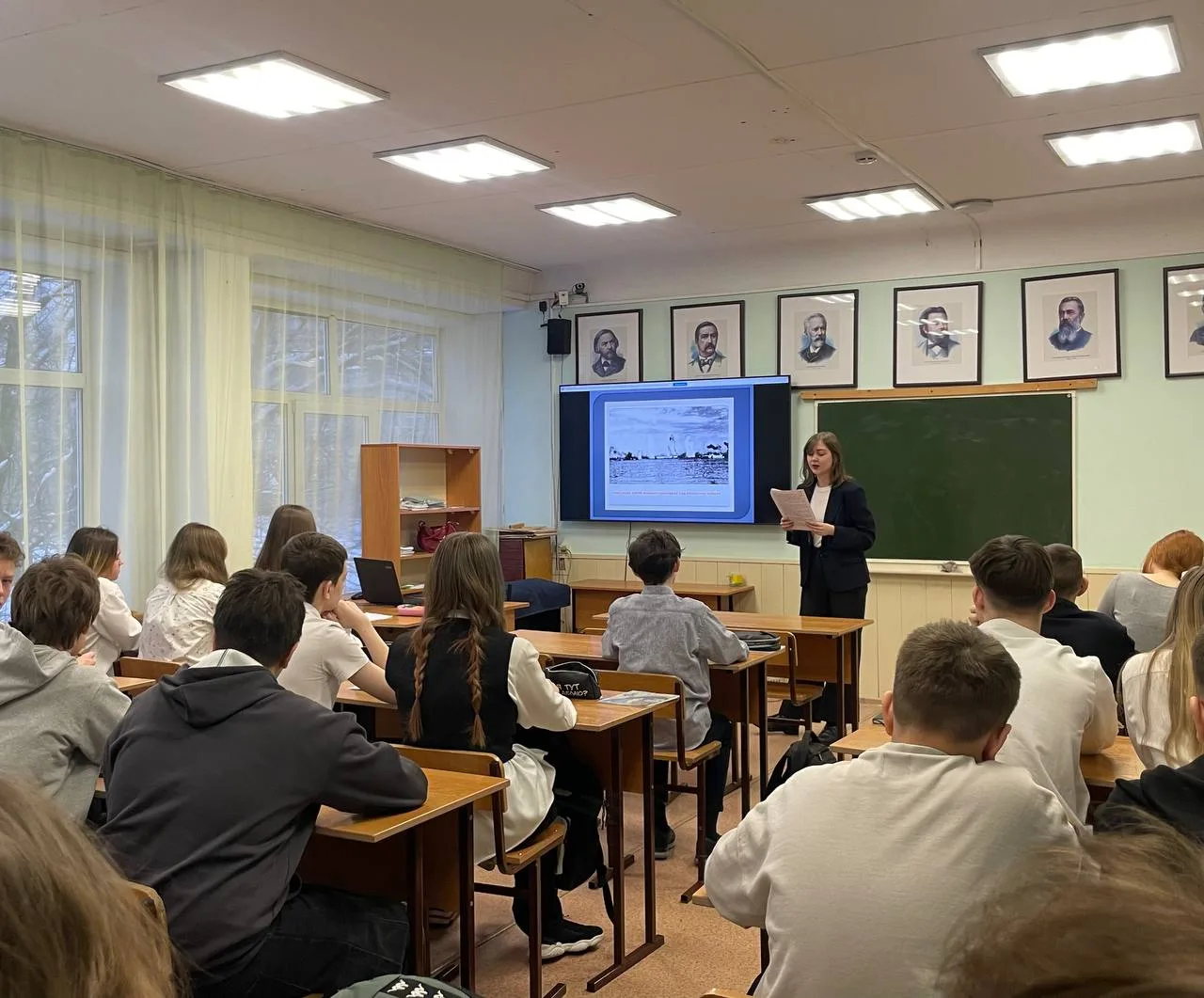 🇷🇺Сегодня в нашей школе состоялась торжественная линейка и прошли уроки, посвящённые Дню воинской сл