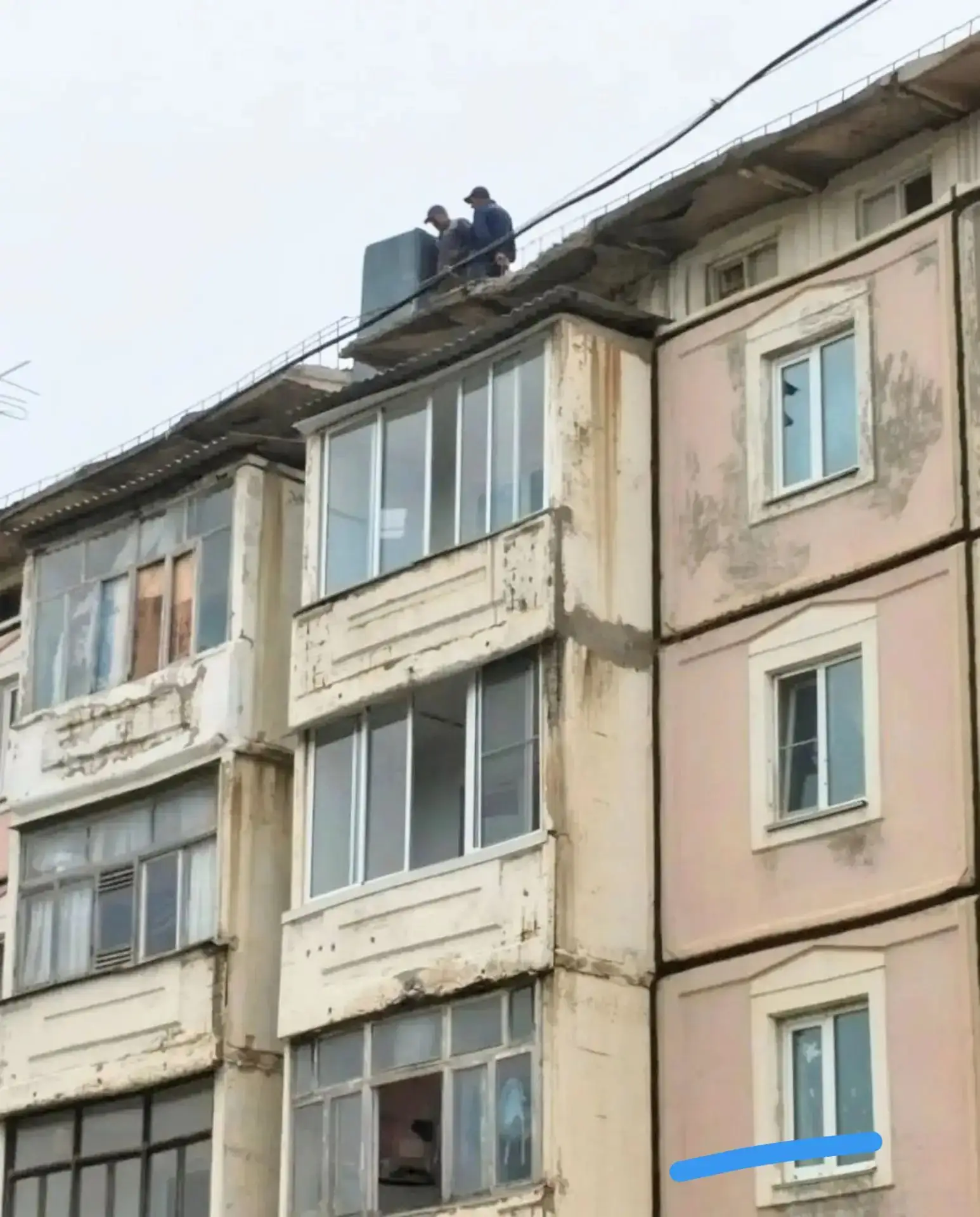 Кровли в панельных домах рассыпаются и бесконечно требуют внимания и заботы. Стараемся ...