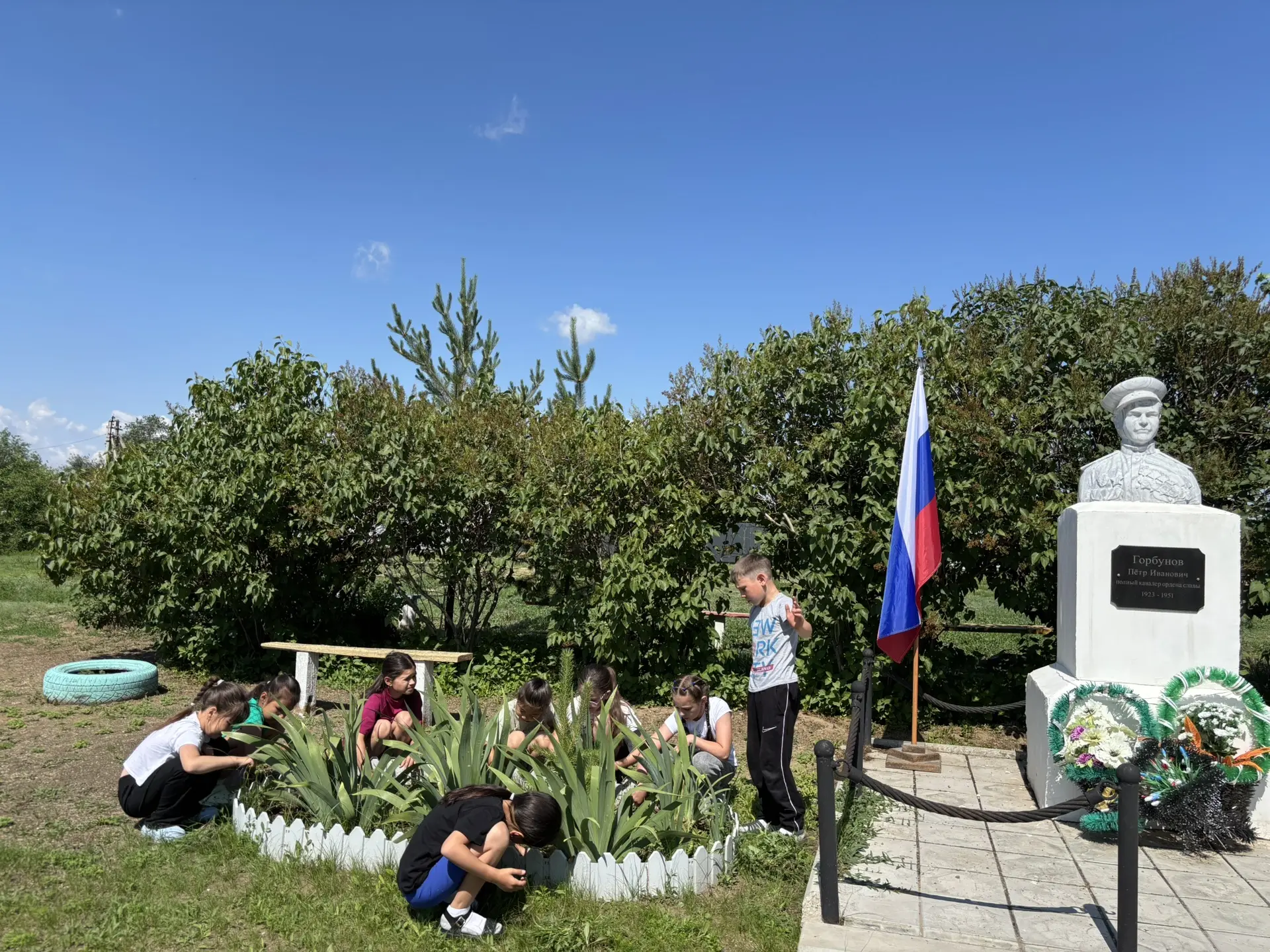 🇷🇺 В рамках акции «Клумбы России» ребята привели в порядок памятник Петру Ивановичу Г...