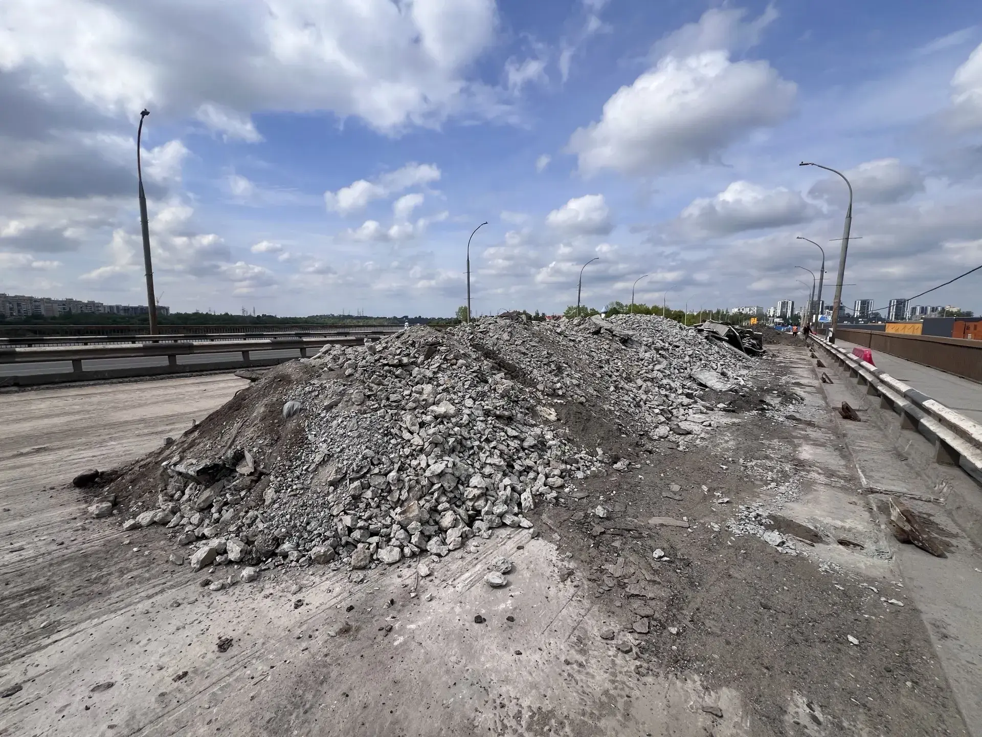 🚧 Ограничения движения будут действовать до октября — в Пскове продолжается ремонт моста Александра 